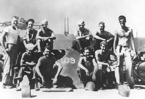 Los tripulantes de la PT-109. Kennedy se encuentra de pie a la derecha de la imagen