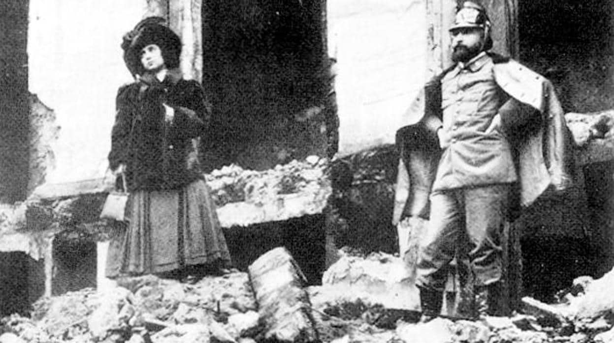 La cantante y actriz Consuelo Mayendía, visitando las ruinas del Teatro de la Zarzuela después del incendio de 1909