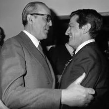 Suárez conversa con LeopoldoCalvo-Sotelo durante el congreso de UCD en el que Suárez presentó su dimisión