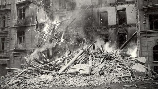 ¿Bombardeó EE.UU. intencionadamente Praga y mató a 700 civiles inocentes al final de la IIGM?