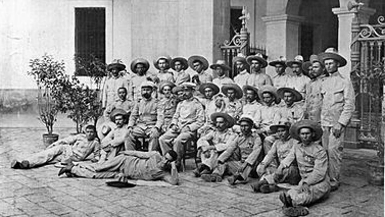 Los supervivientes del destacamento de Baler fotografiados el 2 de septiembre de 1899