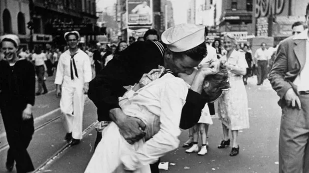 ¿Amor o agresión? Las mentiras históricas tras el beso más famoso de la Segunda Guerra Mundial