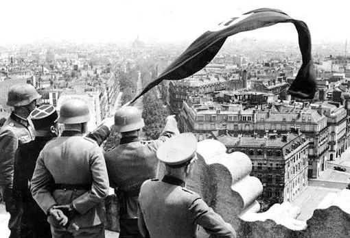 Los nazis izando la bandera con la esvástica en el Arco del triunfo de París