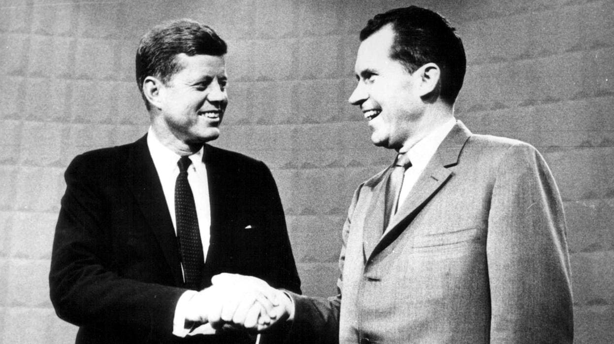 Nixon (derecha) y Kennedy, en los momentos previos al debate televisado el 26 de septiembre de 1960