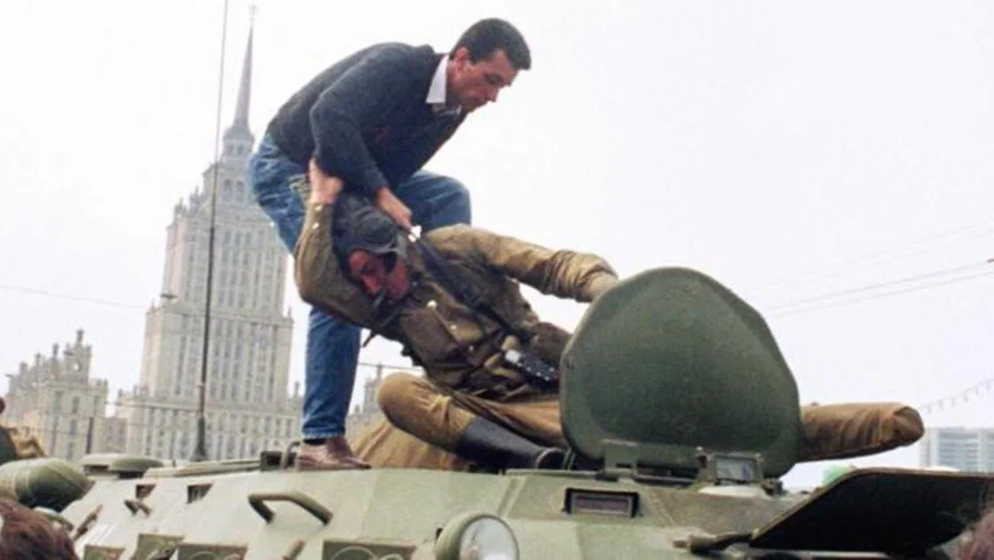 Un ciudadano de Muscú se enfrenta a los golpistas en agosto de 1991