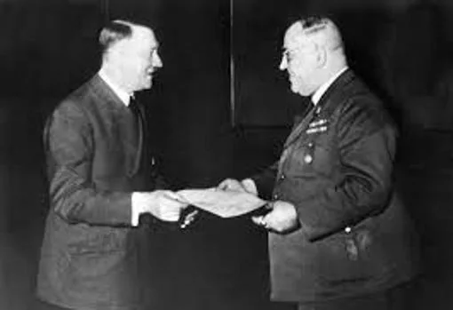 Hitler, con su médico personal, quien le llegó a administrar hasta 74 tipos de drogas diferentes