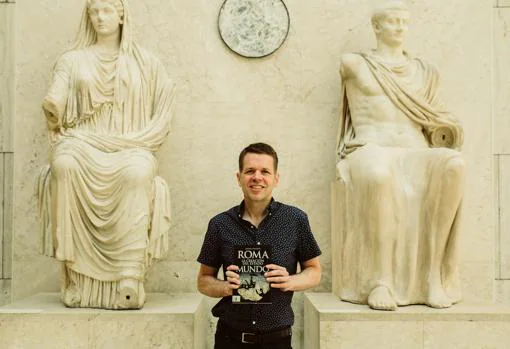 Josiah Osgood posa junto a su libro en el Museo Arqueológico Nacional, en Madrid