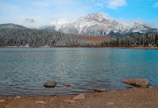 Una vista del lago Patricia, en el Parque Nacional Jasper, Canadá