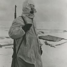 Enero de 1942. Un soldado cubierto con el abrigo especial de color blanco que le hace casi invisible para el enemigo