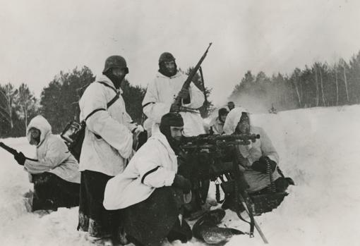 Rusia. 1941. Los voluntarios españoles haciendo fuego con una ametralladora pesada contra las posiciones enemigas