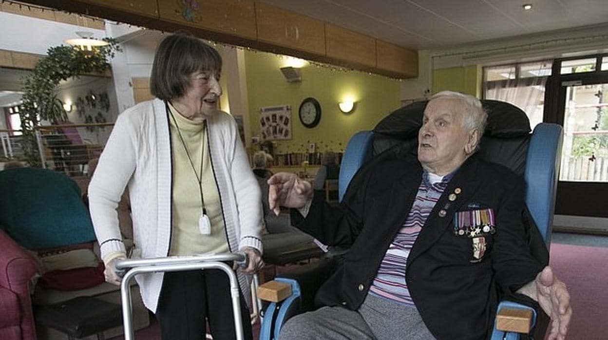 La enfermera (Maria Kowalska, izquierda) y el soldado polaco(Waclaw Domagala, derecha) se reunieron en un hogar de asistencia del Reino Unido 75 años después
