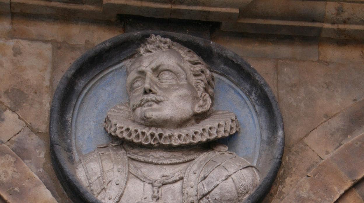 Medallón de Sancho Dávila en el Pabellón de San Martín en la plaza Mayor de Salamanca.