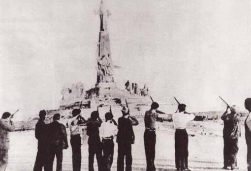 Al inicio de la Guerra Civil, el 23 de julio de 1936, cinco jóvenes fueron asesinados por defender el monumento de posibles atentados. Días después de los asesinatos, el 7 de agosto, milicianos del bando republicano llevaron a cabo una «ceremonia» por ellos mismos fotografiada, de fusilar la imagen de Jesús. Tras ello, procedieron a la destrucción de las esculturas. La prensa del Frente Popular publicó en portada y en primera página este «fusilamiento».