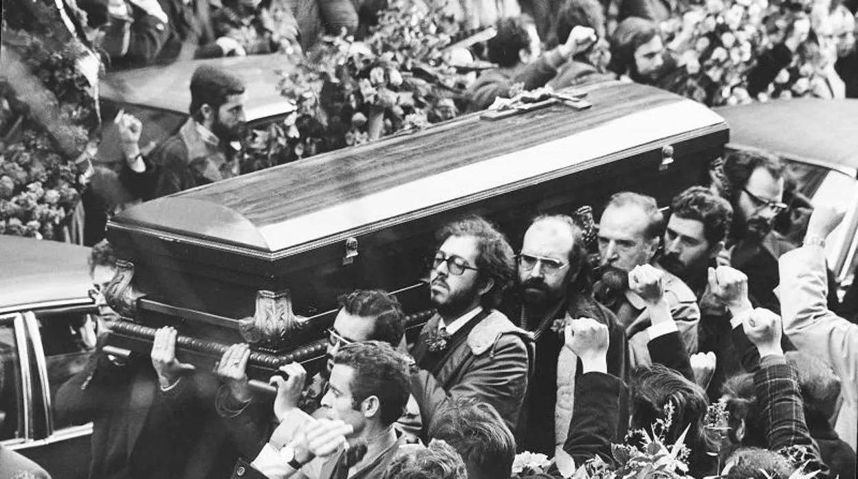 Los compañeros de los abogados asesinado portan el féretro de una de las víctimas de la matanza. El 26 de enero de 1977, dos días después del atentado, se celebró el funeral, que estuvo acompañado por una increíble multitud de españoles que manifestaron libertad y justicia