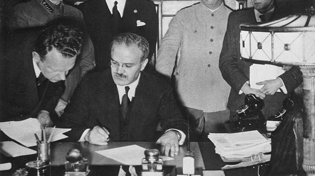 El acuerdo secreto con el que Hitler y Stalin se repartieron Europa antes  de la IIGM