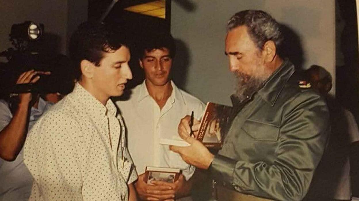 La abogada de los afectados de Cerro Belmonte, junto a Fidel Castro, durante la visita de los vecino a La Habana