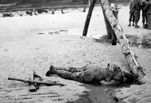 El cadáver de un soldado aliado durante el Desembarco de Normandía
