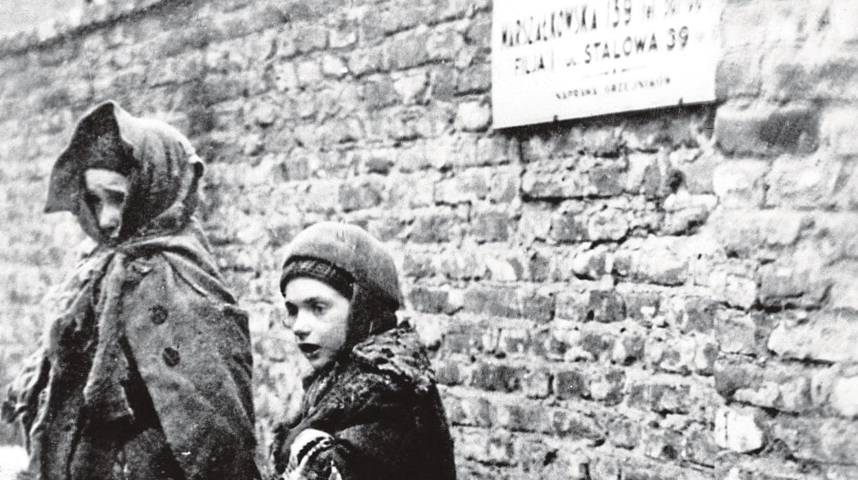 Dos niñas recluidas en el gueto de Varsovia