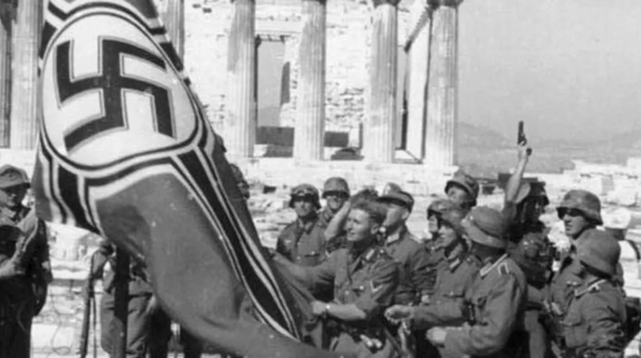 Un grupo de soldados nazis izan la bandera del Tercer Reich cerca del Partenón de Atenas