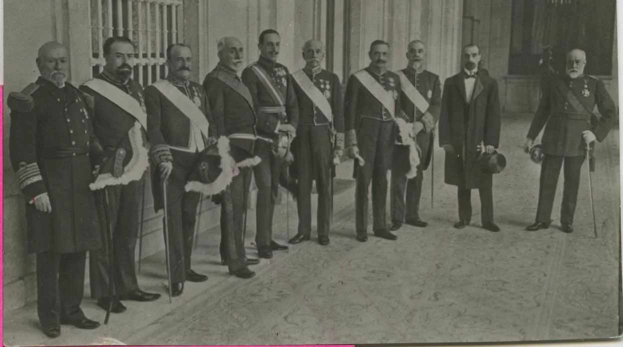 La jura de los ministros, tras formar el Gobierno el 21 de marzo de 1918, junto al Rey Alfonso XIII (quinto por la izquierda)