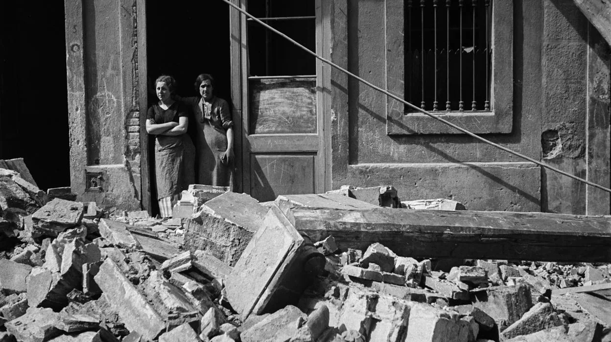Dos mujeres que observan los efectos de un bombardeo en el barrio de la Barceloneta de Barcelona, en 1937
