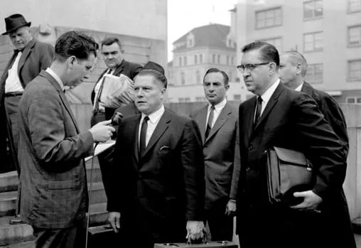 Fotografía de 1964 de un periodista entrevistando a Jimmy Hoffa en un juzgado federal de Chattanooga.