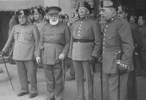 Cabanellas pasa revista las fuerzas de la Guardia Civil en los cuarteles de Barcelona