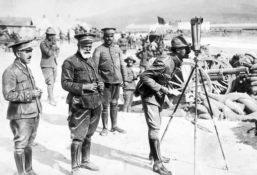 Cabanellas y el coronel Riquelme observan los blancos hechos por la bateria del capitan Martell en Melilla