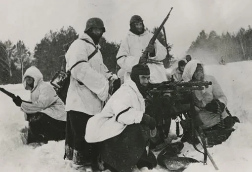 Los voluntarios españoles haciendo fuego con una ametralladora pesada contra las posiciones enemigas (1941)