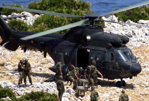 Soldados españoles descargan material militar de un helicoptero sobre Isla Perejil en el año 2002.