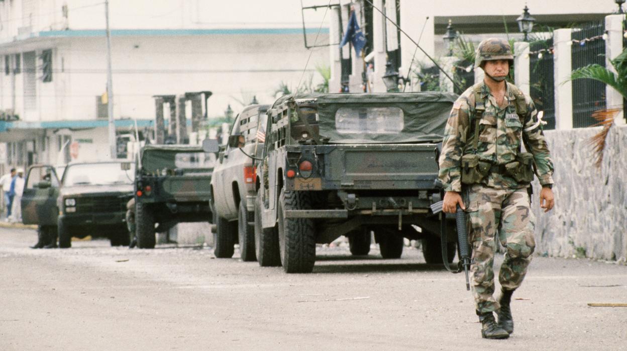 Un soldado norteamericano camina por la capital panameña tras la invasión del país