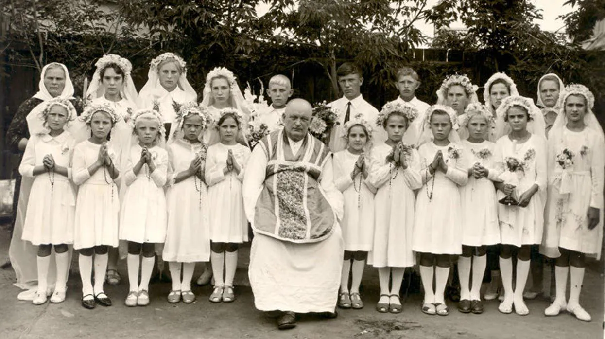 El padre Bukowinski, en el centro, con un grupo de niñas de comunión de uno de los pueblos que visitó durante sus viajes por Asia Central