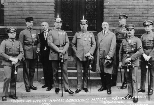 Ludendorff (centro) con Adolf Hitler y otros nazis en 1924..