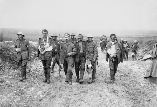 Un prisionero alemán y soldados británicos heridos en julio de 1916, durante la batalla del Somme.