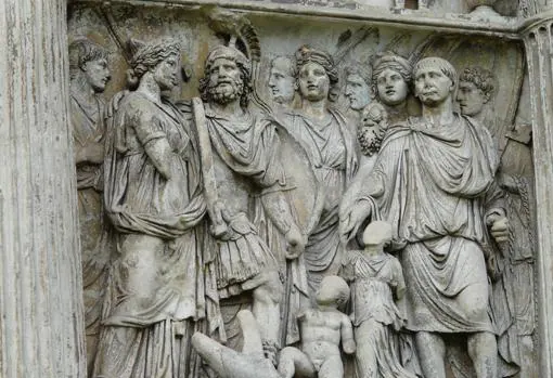 Arco de Trajano en Benevento, detalle: Receptio in fidem di principi barbari. A la derecha Trajano con varios niños.