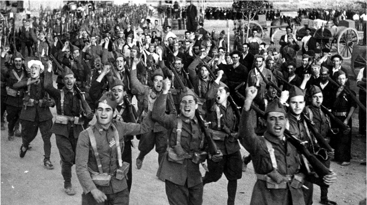 Fuerzas republicanas desfilan en Ávila durante el verano de 1936