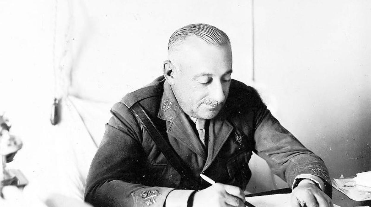 Miguel Primo de Rivera firma un documento.