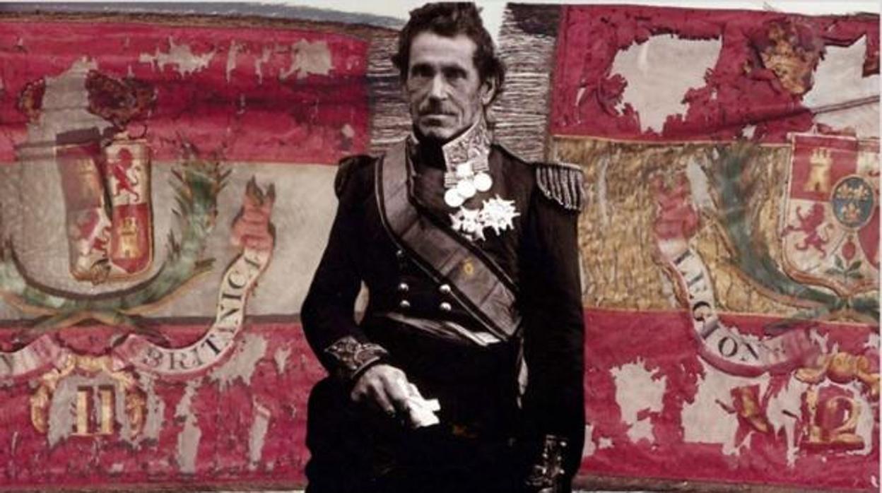 Imagen del general George Lacy Evans, con dos de las banderas españolas de la Legión británica que comandó en la Primera Guerra Carlista, conservadas en el