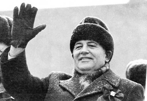 Gorbachov en el 71 aniversario de la Revolución de Octubre