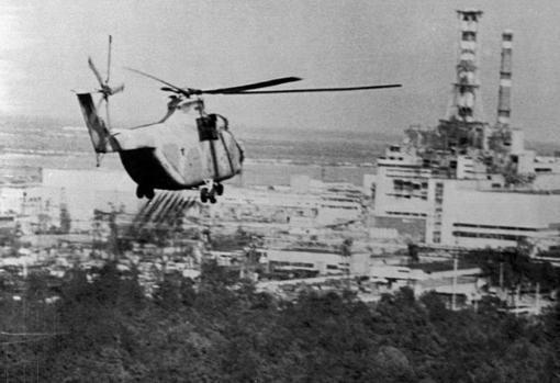 Un helicóptero vuela hacia la central para apagar el reactor incendiado.