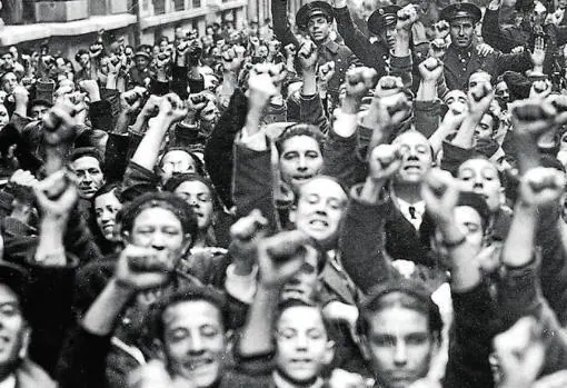 Manifestación celebrada después de las elecciones de 1936, con guardias y público con el puño en alto.