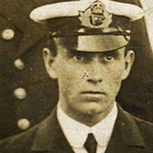 Lowe, con su uniforme del Titanic