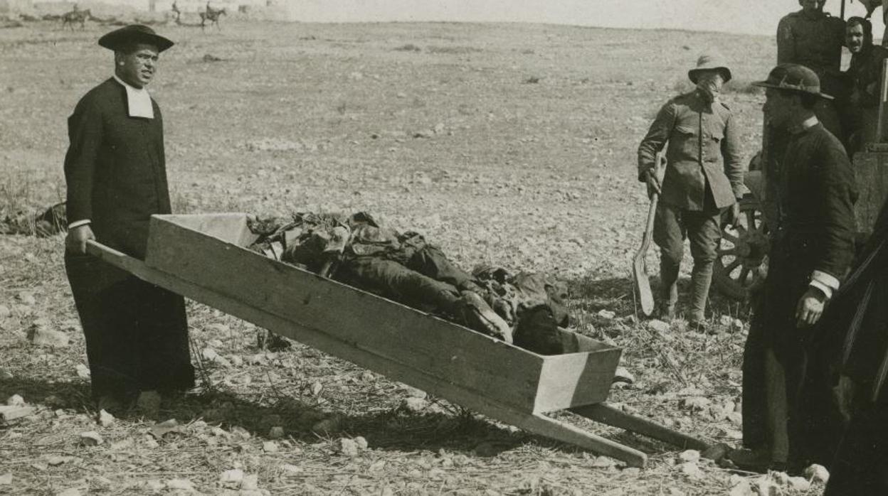 Recogida de algunos cadáveres en el desastre de Annual, el 22 de julio de 1921