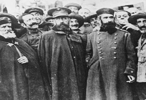 Navarro (segundo por la izquierda) tras la liberación