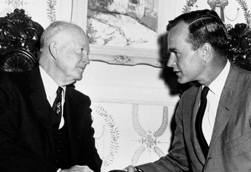 George H. W. Bush, con el presidente Dwight Eisenhower.