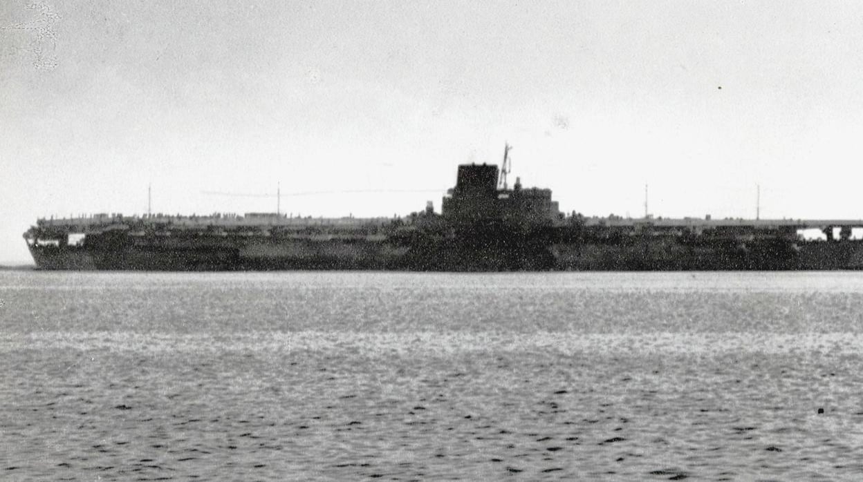 El Shinano, en la Bahía de Tokio, durante sus pruebas de mar