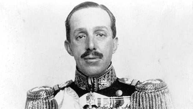 Cuando Alfonso XIII se desnudó en las Hurdes: la fotografía que incautó la Gestapo a Azaña