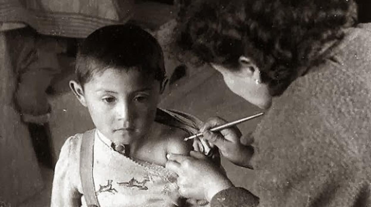 Un niño vacunándose de la viruela