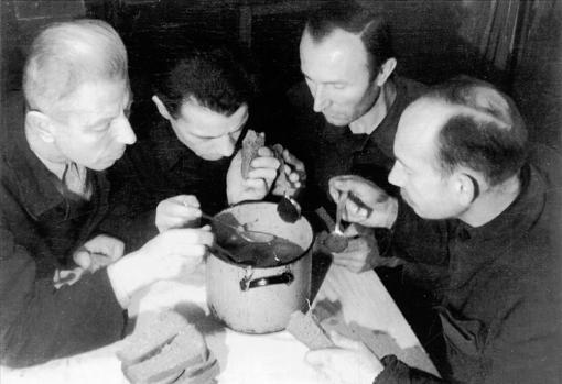Prisioneros comiendo en un gulag durante 1946