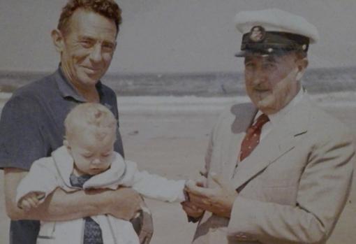 Gil y Franco, en la playa junto a uno de los hermanos